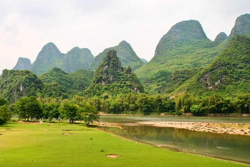li-river-in-guilin-hills-surrounding-the-sides-of-the-river