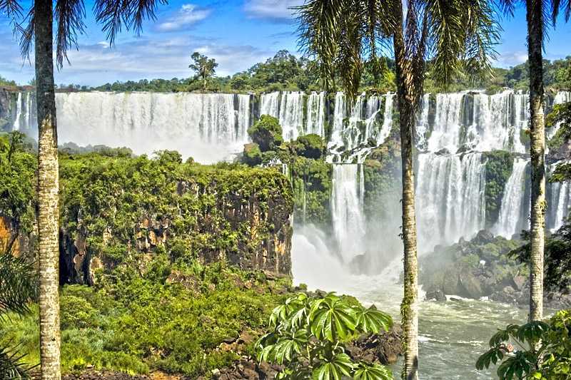 iguazu-falls-the-falls-are-shared-by-the-two-national-parks-iguazu-national-park-in-argentina-and