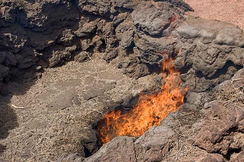 timanfaya-national-park-grass-burning-in-timanfaya039s-craters