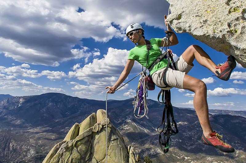 yosemite-national-park-climber-rappelling-from-the-summit-of-a-rock-spire-after-a-challenging-ascent