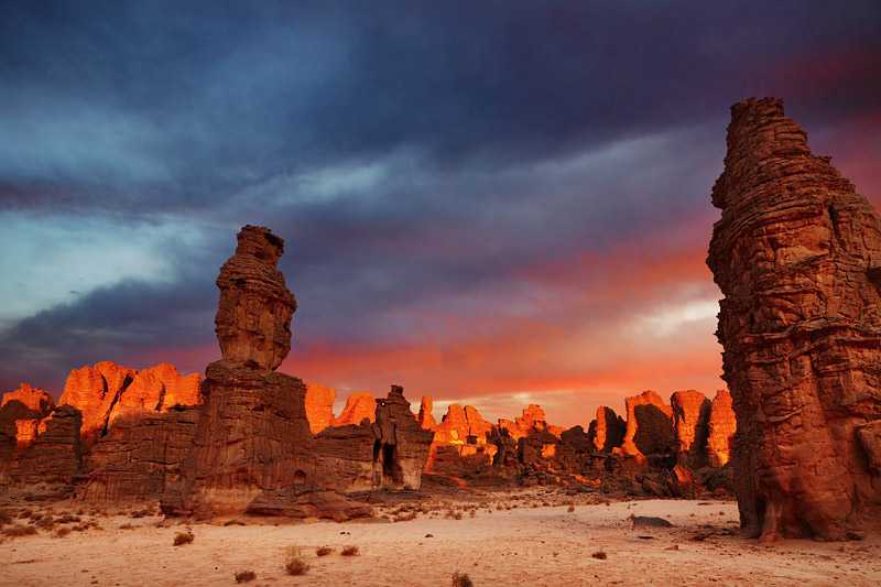 sahara-desert-dramatic-sunrise-in-tassili-n-ajjer-algeria