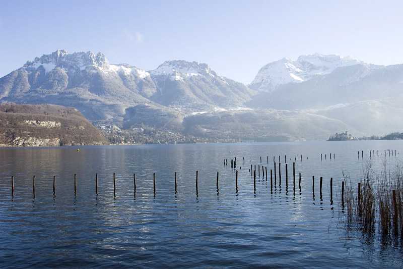 lake-annecy-lake-of-annecy-with-mountains-of-les-dents-de-la-forclaz-and-la-tournette-in-the
