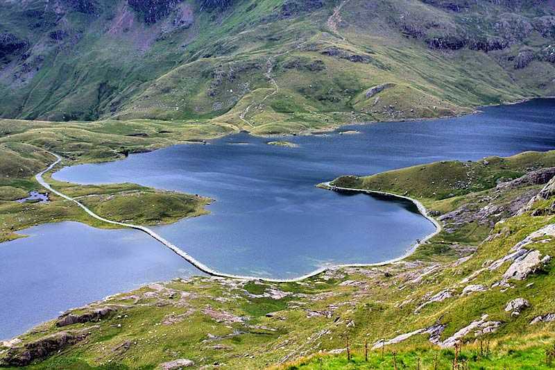 llyn-llydaw-view-down-with-the-miners-track-and-glaslyn-and-llydaw-lake_0