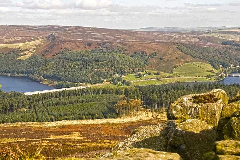 win-hill-the-view-from-the-top-of-win-hill-derbyshire-peak-district-showing-derwent-valley-and_0