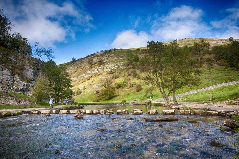 dovedale-stepping-stones-dovedale-in-the-peak-district-with-the-stepping-stones-on-the-river-dove
