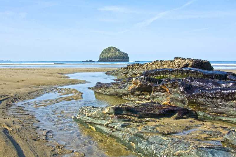 gull-rock-a-rock-pool-at-trebarwith-strand-cornwall-with-gull-rock-in-the-background