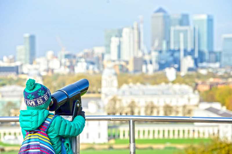 greenwich-park-a-little-boy-is-looking-through-the-magnifying-scene-viewer-at-london-city