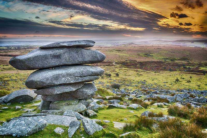 cheesewring-a-weathered-natural-rock-formation-made-up-of-precariously-balanced-granite-slabs