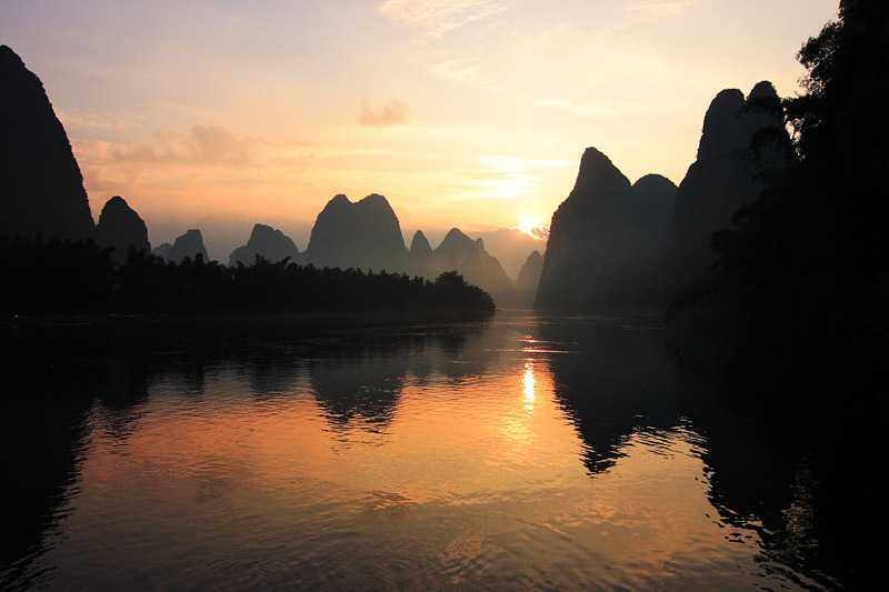 li-river-in-guilin-beautiful-sunrise-reflecting-in-the-river-calm-water