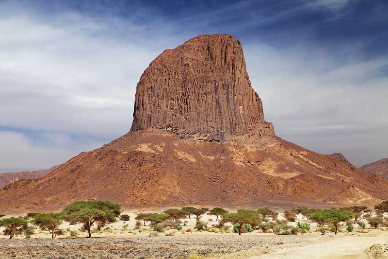 sahara-desert-a-rock-in-hogar-mountains