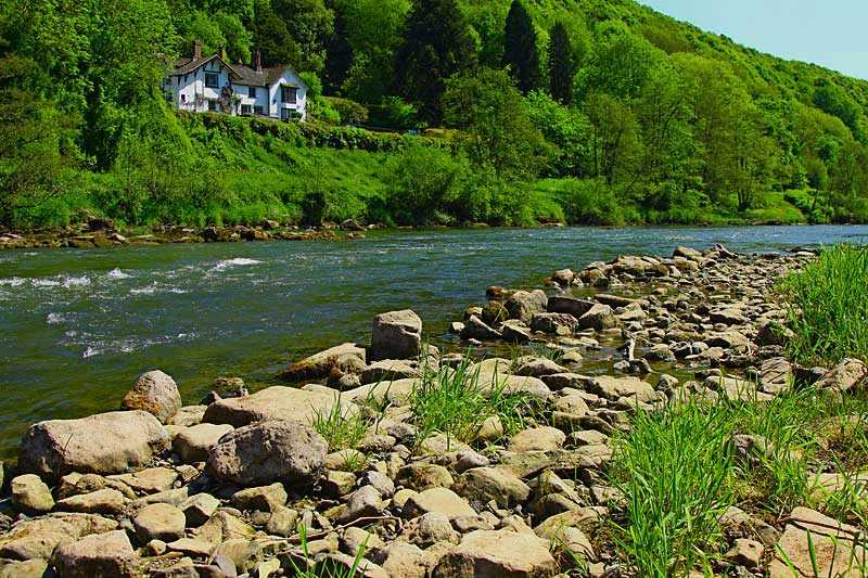 wye-valley-aonb-scenic-view-of-river-wye-on-border-between-england-and-wales-with-rocks-in
