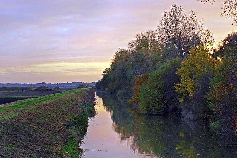 woodwalton-fen-nature-reserve-autumn-day-at-sunset-of-the-bridge-over-great-raveley-drain-at-the